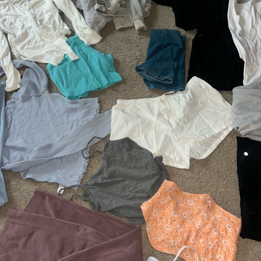 CLOTHING BUNDLE (size large) all clothing included 20+pieces !!!